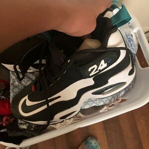 Nike tennis shoes size 7y. Like new.